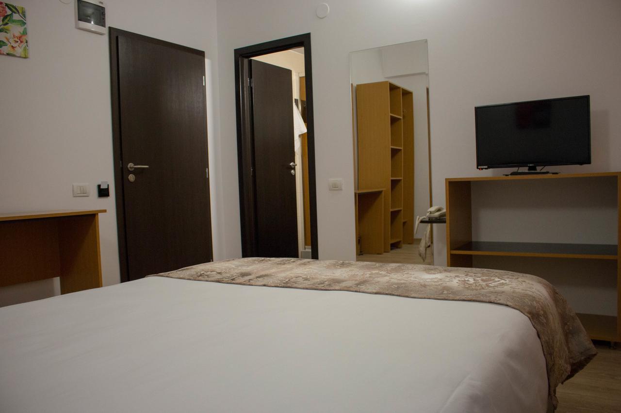 Rent Room N&S Iasi Bagian luar foto